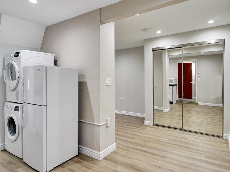 Building Photo - 985 1/2 Dexter St