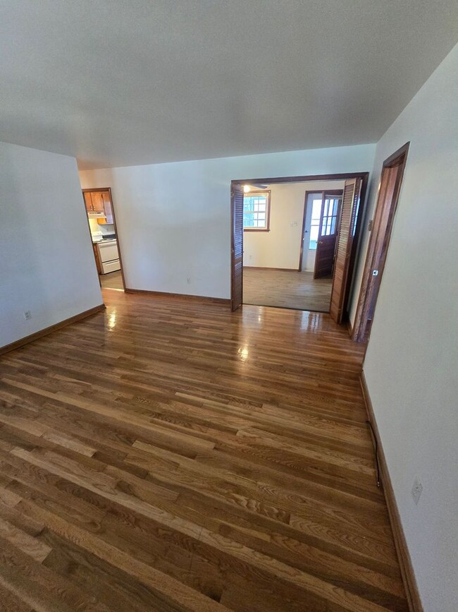 Building Photo - Beautiful 3 bedroom house