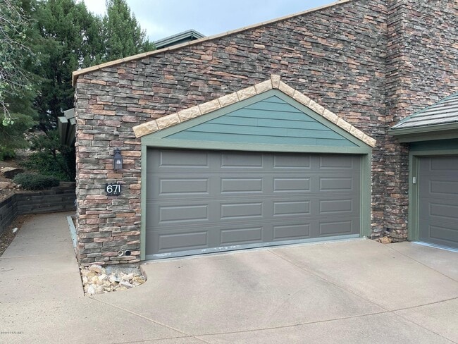 Building Photo - 671 Crosscreek Dr