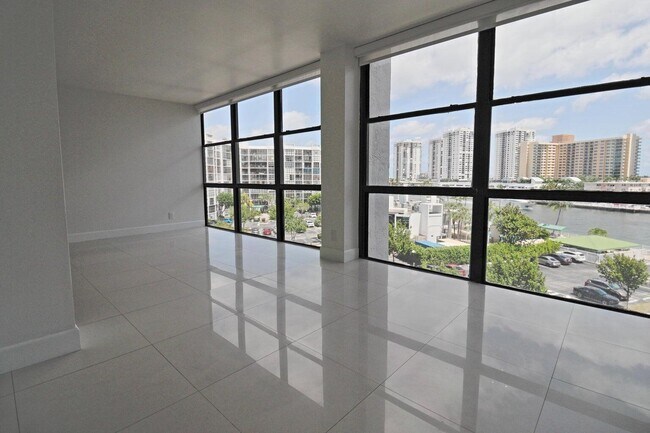 Building Photo - 800 Parkview Dr