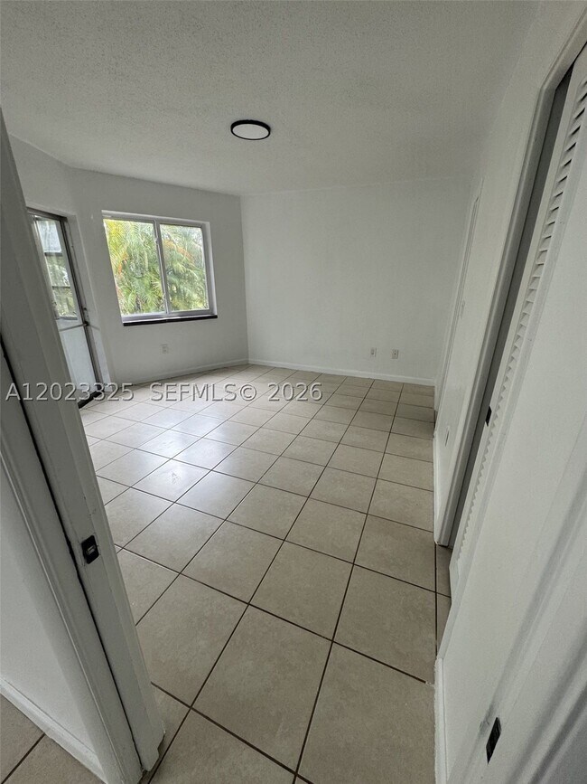 Building Photo - 1643 NE Miami Gardens Dr
