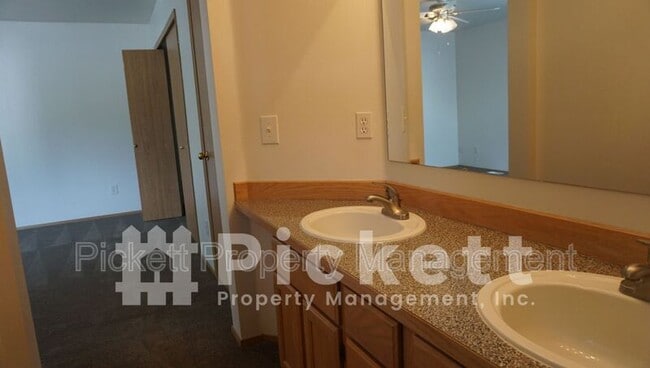 Building Photo - 11615 Breckenridge Ln NW