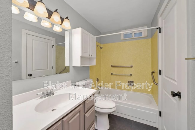 Building Photo - 2402 SE 9th Ct