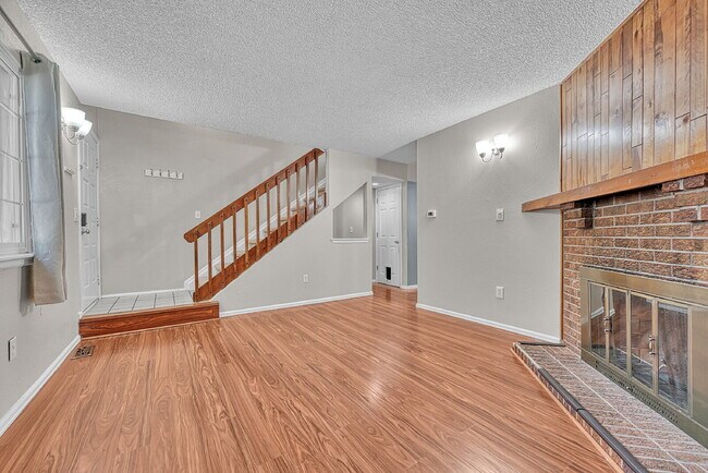 Building Photo - $2,350.00, 2-bed, 2.5-bath townhouse in th...