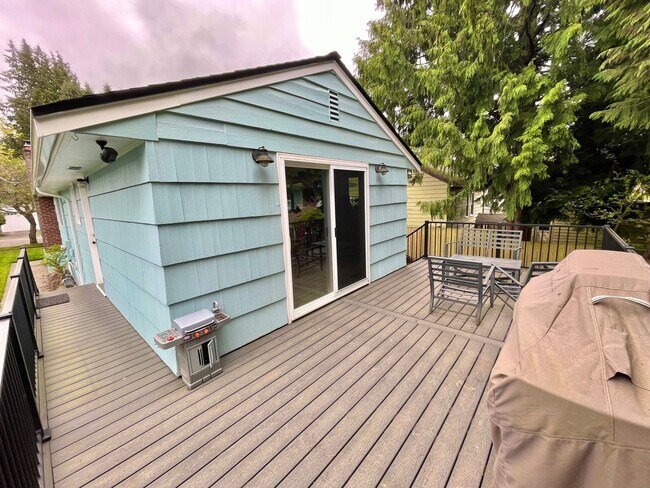 Building Photo - Elegant Three Bedroom Ravenna Home