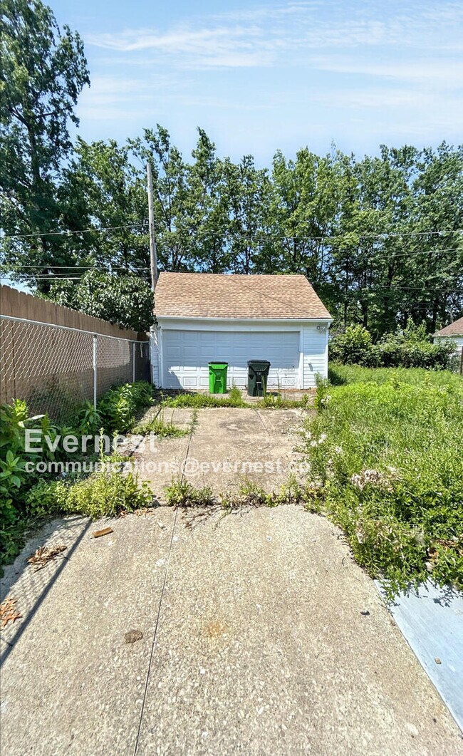 Building Photo - Spacious 4-Bedroom Home with Great Space /...
