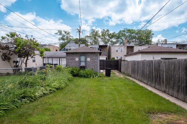 Building Photo - Beautiful 4 Bed 2 Bath home in the heart of Irving Park!