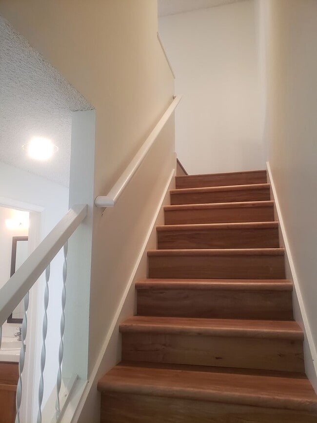 Building Photo - Spacious Townhouse with Two Car Garage!