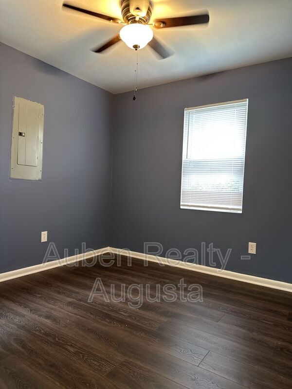 Building Photo - 2516 Kensington Dr E