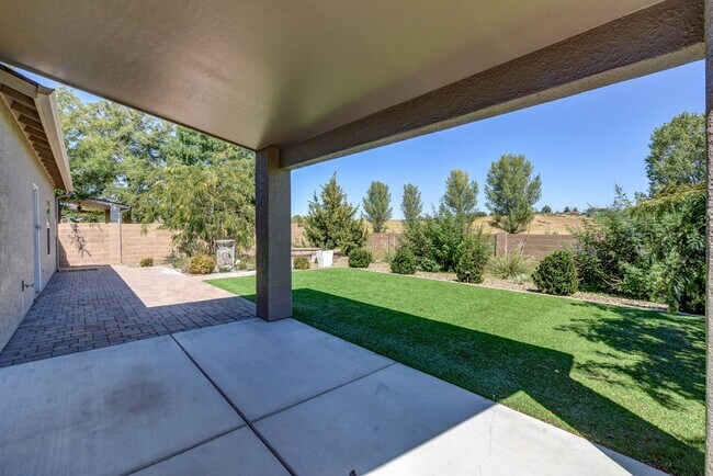Building Photo - 5879 N Bronco Ln