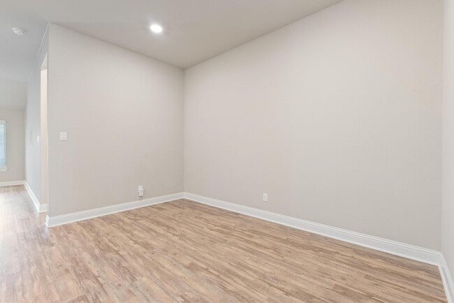 Building Photo - 18716 Laurel Hills Dr