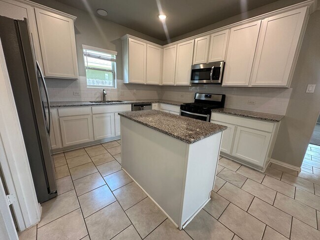 Building Photo - For Lease | 3 Bed, 2 Bath | 1,487 Sq Ft | ...