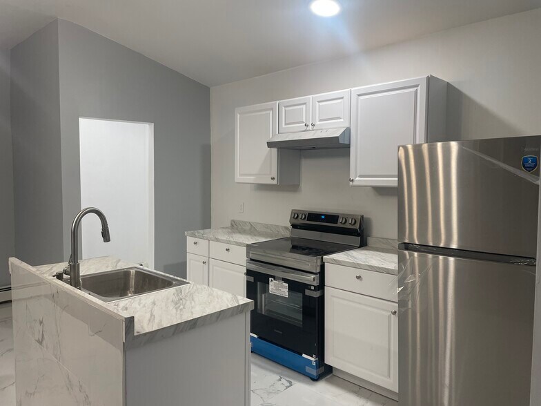 Building Photo - 12 S Lake Ave