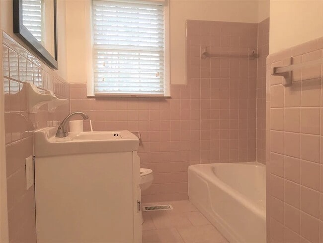 bathroom 1 - 407 Collins Ave