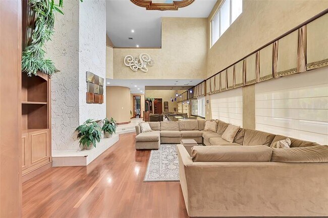 Building Photo - 4200 Coral Hills Dr