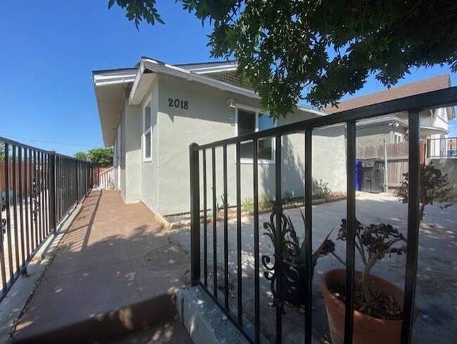 Building Photo - 1 Bedroom House With Yard and Private Laundry