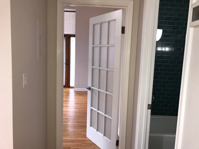 Building Photo - 1015 Grand St