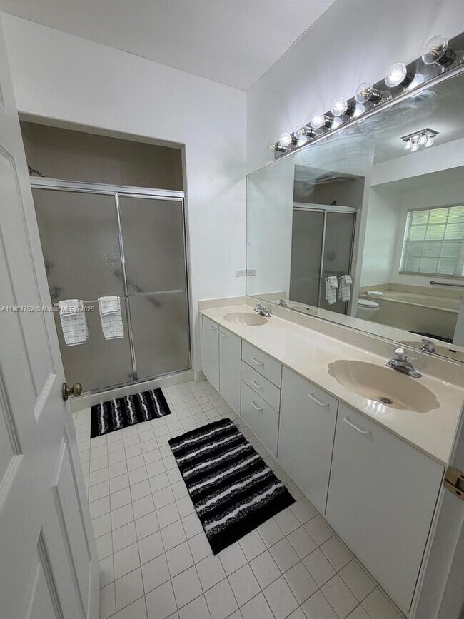 Building Photo - 11690 Briarwood Cir