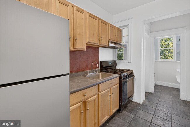 Building Photo - 623 Farragut St NW