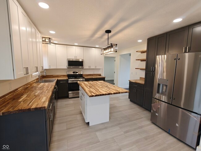 Building Photo - 2183 S Fairview Dr