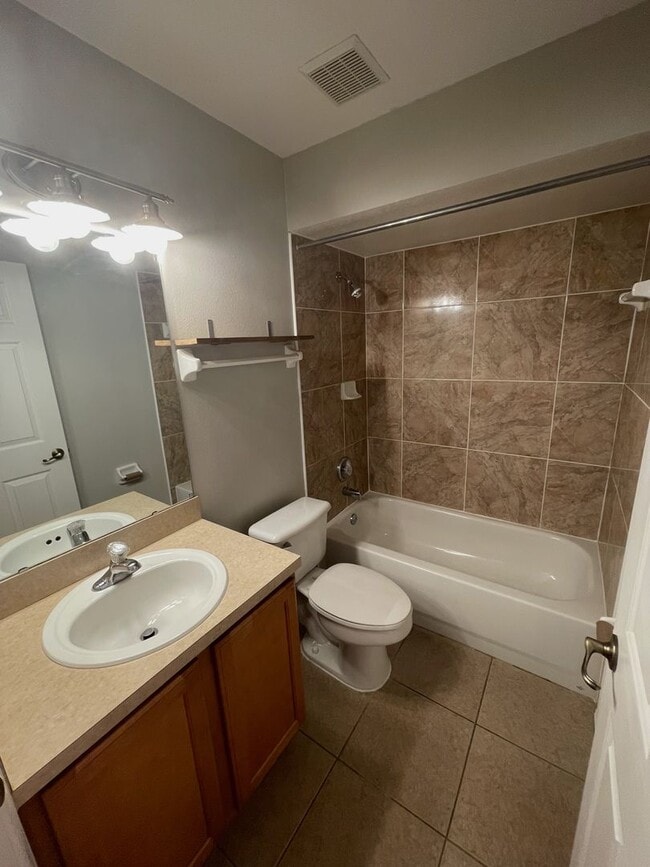 Building Photo - Beautiful 3/2 Fenced in Single Family Home...