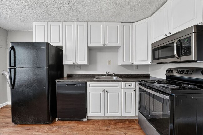 Building Photo - 2 Weeks Free! Spacious 4BR Townhome with Fenced Yard in Lago Vista
