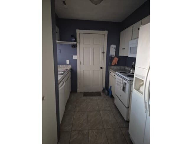 Building Photo - Condo