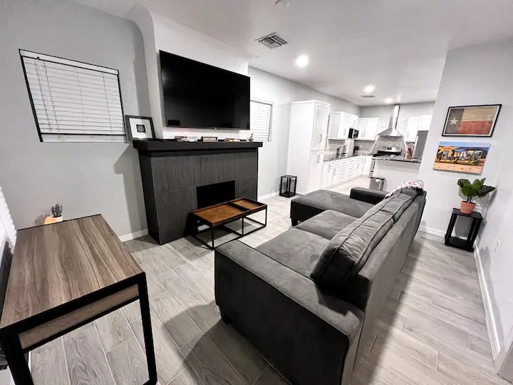 Building Photo - 3025 E Missouri Ave