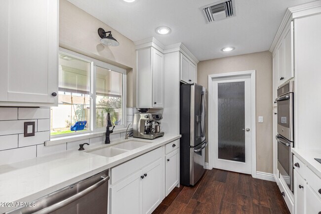Building Photo - 2032 E Pegasus Dr