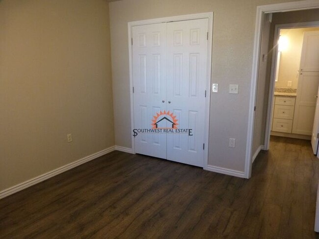Building Photo - Spacious 2 bedroom 2 bath Duplex.
