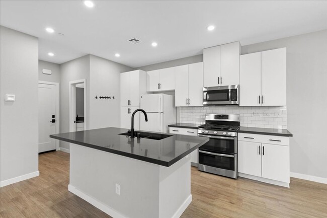 Building Photo - Beautiful and Highly Upgraded Townhome!