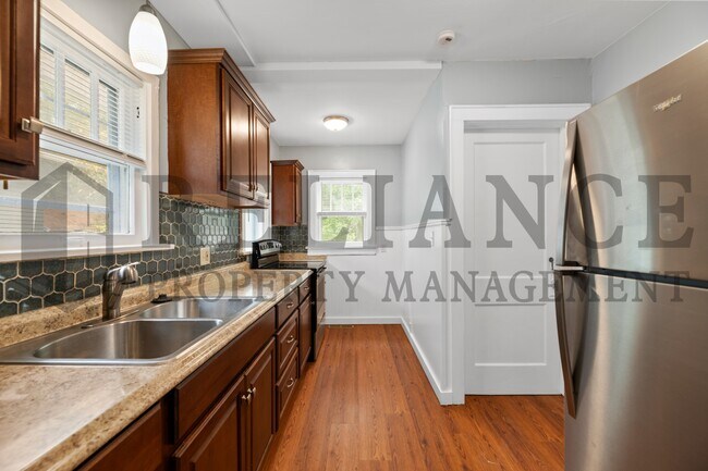 Building Photo - 621 S Green St