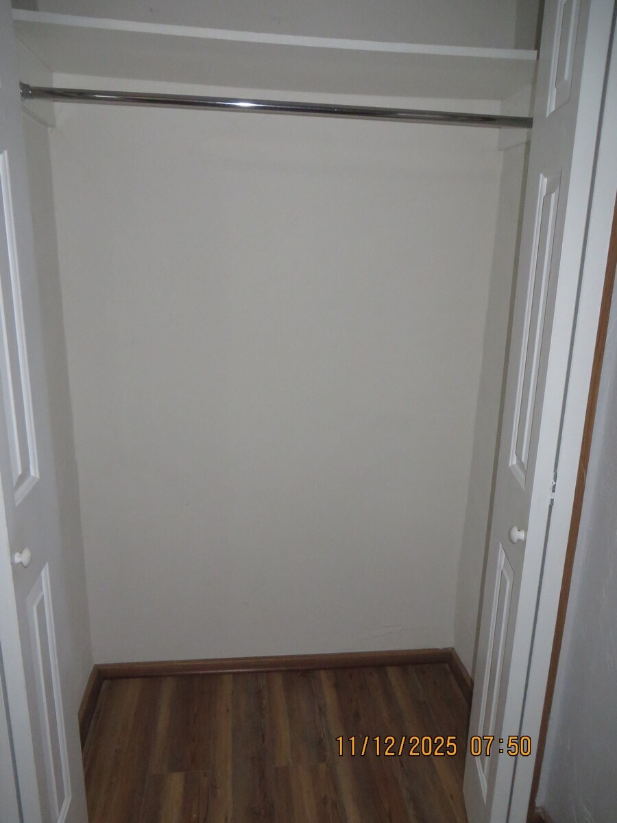 Building Photo - 423 E 8th St