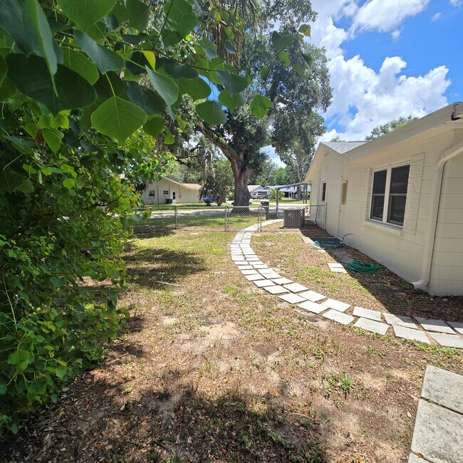 Building Photo - 3/2.5/1 Beautifully Updated Crystal River Home with Carport, Garage & Fenced Yard