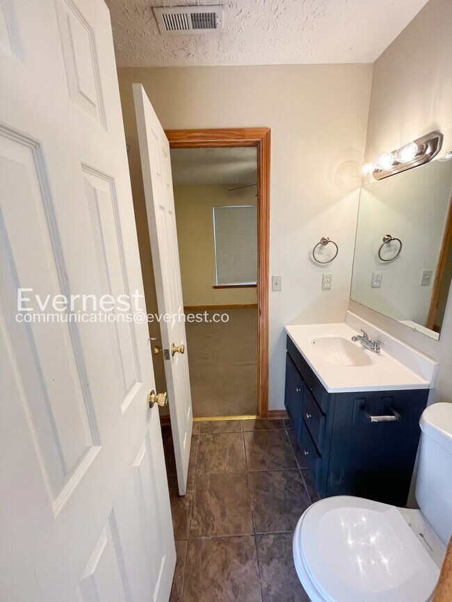 Building Photo - 3-Bed/2-Bath Townhome in Salemtown/Available Now!