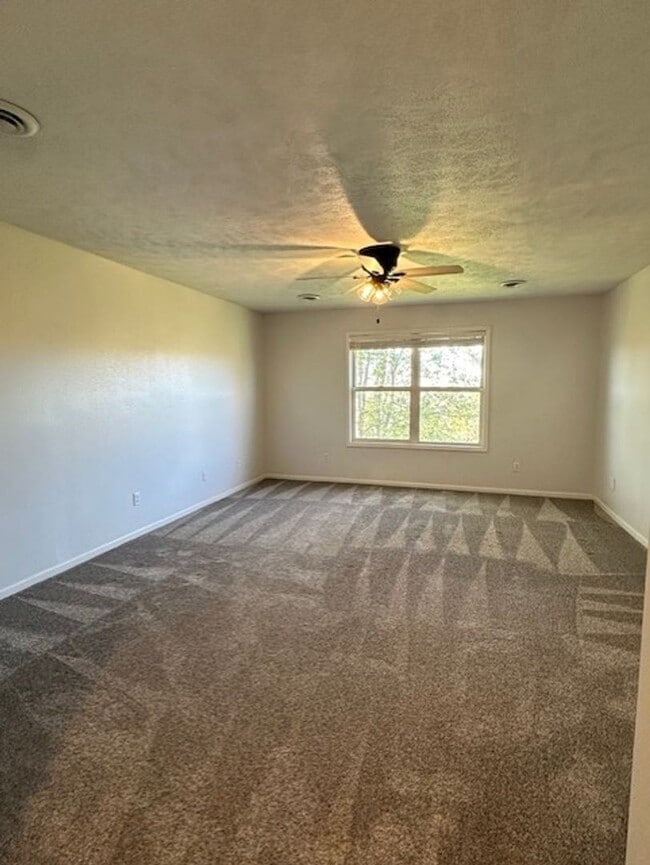 Building Photo - Spacious 4 Bedroom Duplex Located In Ozark!