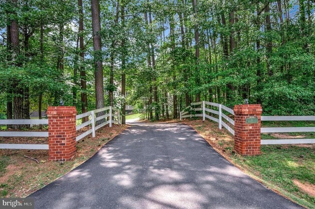 Building Photo - 8 Wilderness Ct