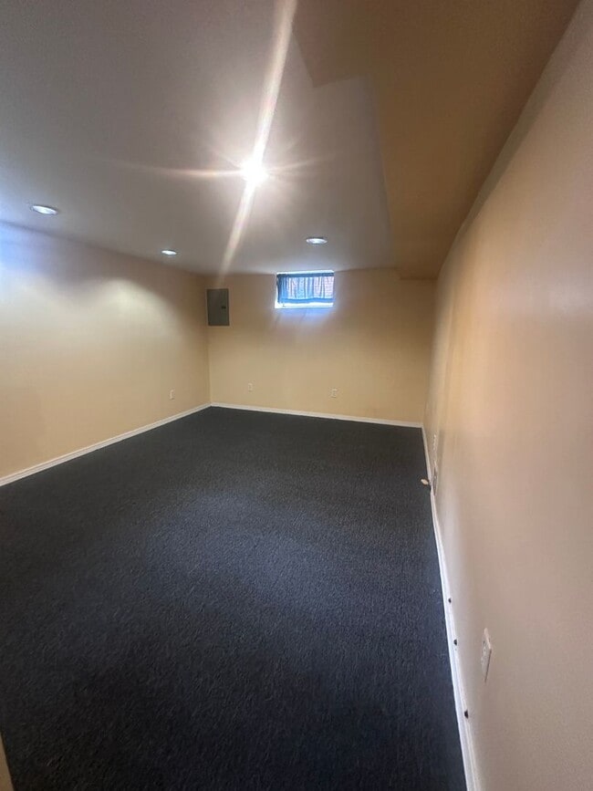 Building Photo - Hikes Point 3+ bedroom home with finished basement and garage