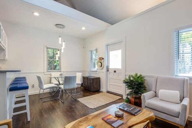 Building Photo - 817 Terry Ln