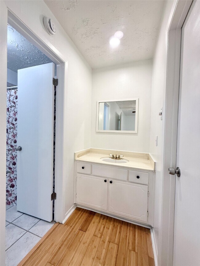 Building Photo - 10423 Kirkshire Dr