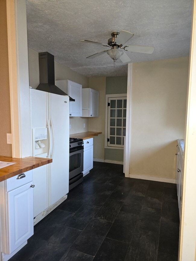 Building Photo - Big Tree Charmer 2 bed 1 bath.