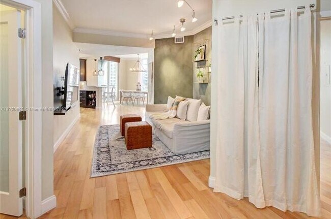 Building Photo - 520 SE 5 Ave