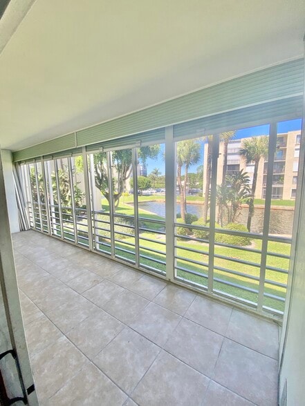 Balcony / with storm shutters - 200 Waterway Dr S