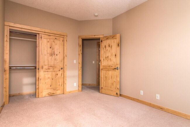 Building Photo - Award-winning, custom-built home in the highly-desired Cascade View Estates