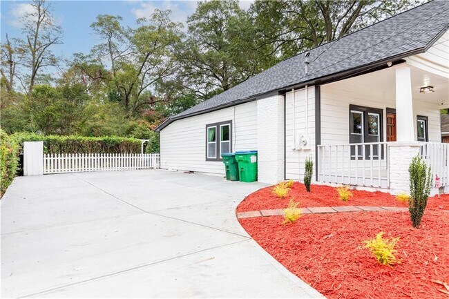 Building Photo - 3320 Sims St