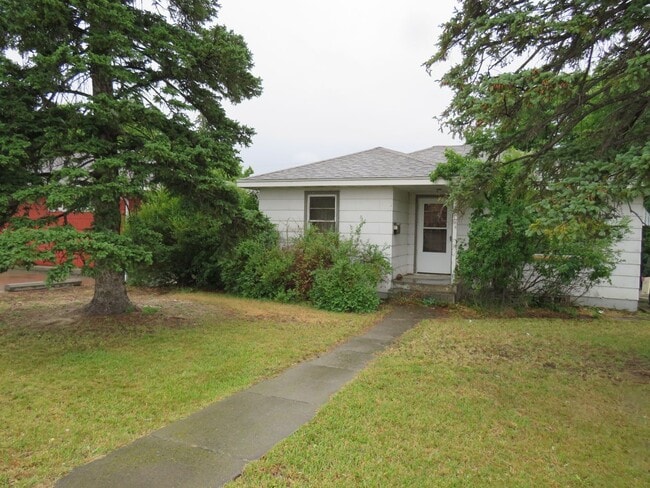Primary Photo - 3 Bedroom / 1.5 Bathroom Home in Convenient Location