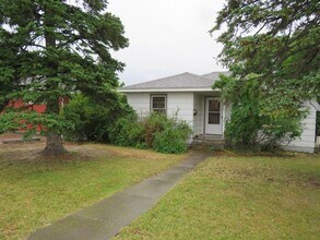 Building Photo - 3 Bedroom / 1.5 Bathroom Home in Convenien...