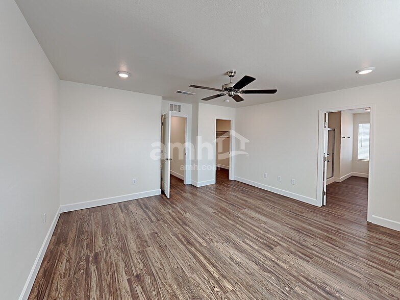 Building Photo - 2021 Reaves Wy