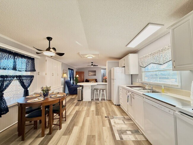 Building Photo - Recently renovated-3 bedroom/2 bathroom home-fully furnished-located in Tanglewood Subdivision