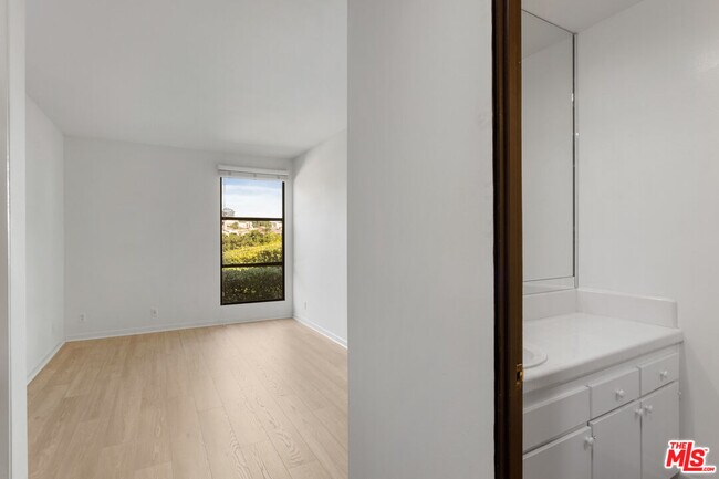 Building Photo - 3621 Malibu Country Dr